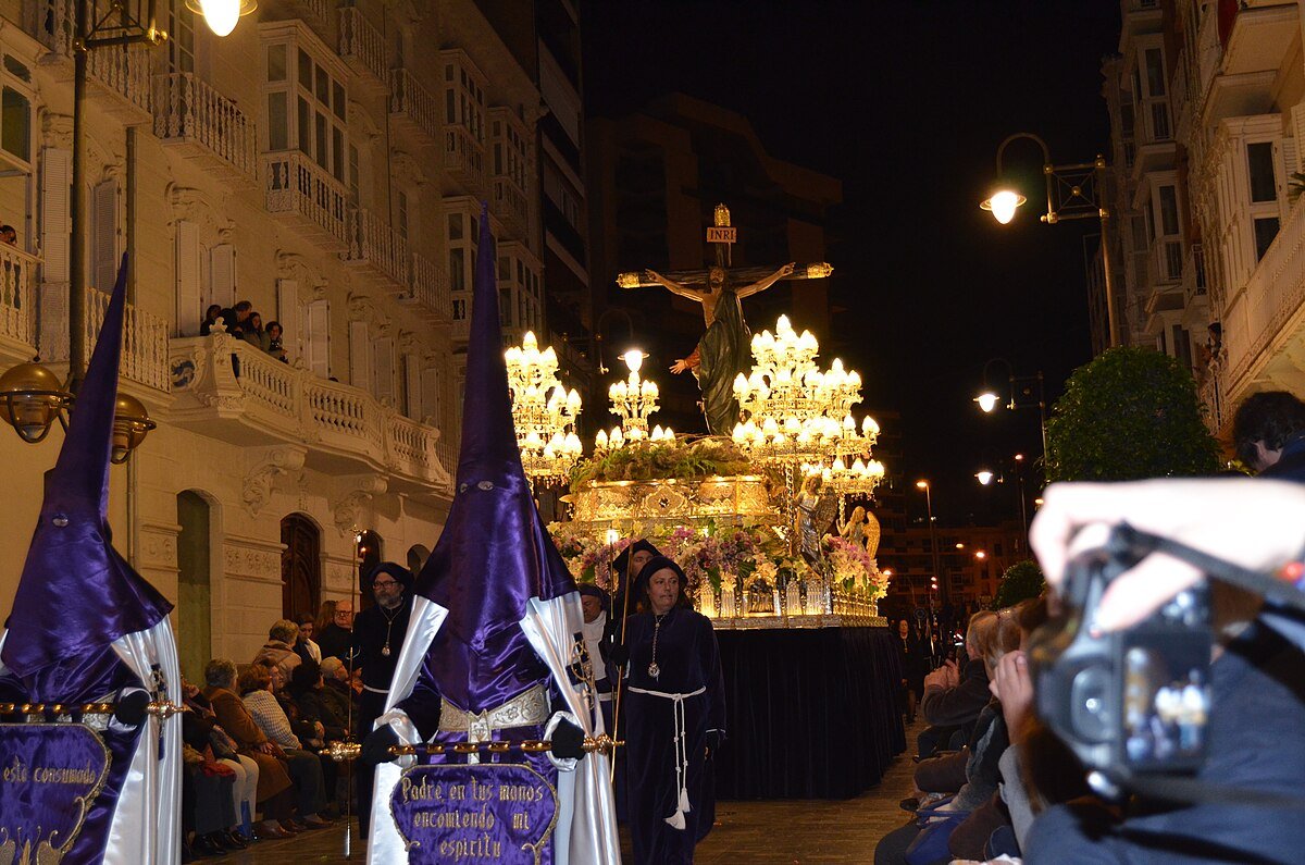 Penitentes y trono de la Santa Agonía en la Semana Santa de Cartagena