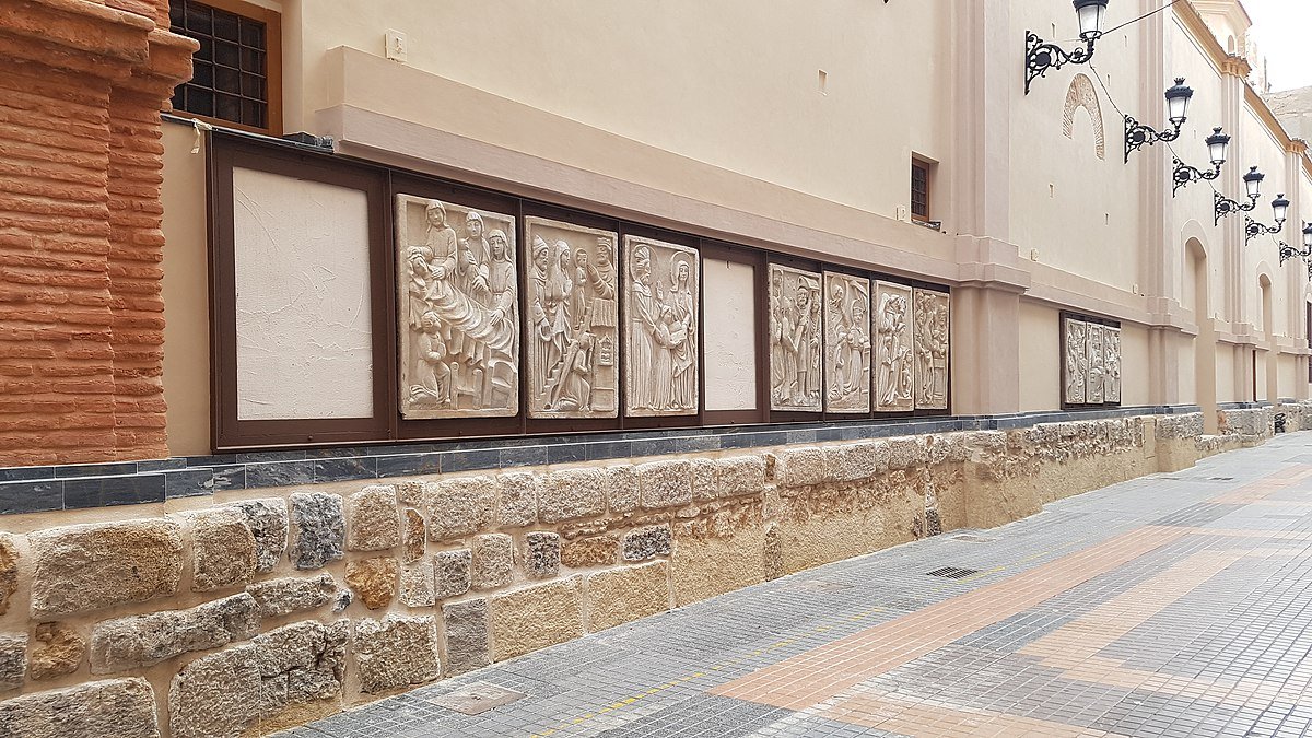 Relieves de la vida de la Virgen en la fachada de la iglesia de Santa María de Gracia en Cartagena